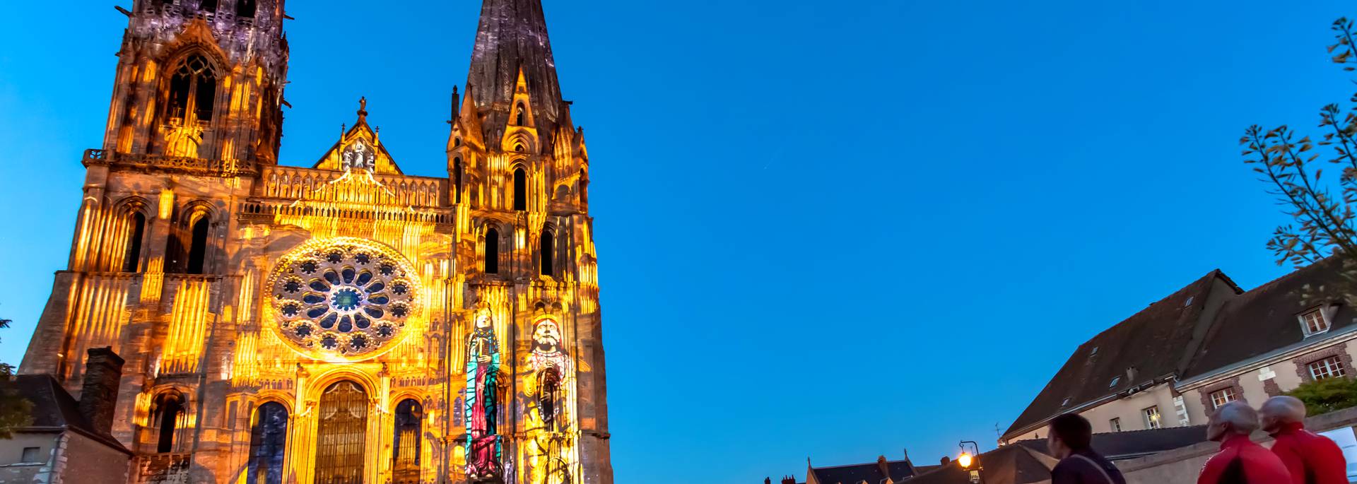 Façade de la cathédrale de Chartres illuminée par Chartres en lumières