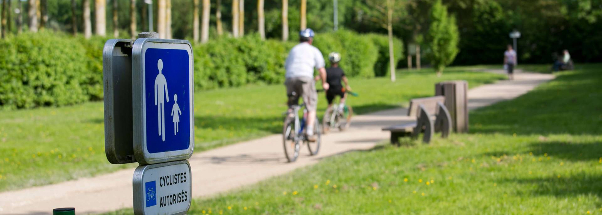 Faire du vélo le long des bords de l'Eure sur le plan vert