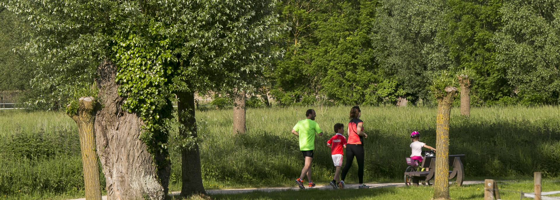 Faire du sport le long des bords de l'Eure sur le plan vert