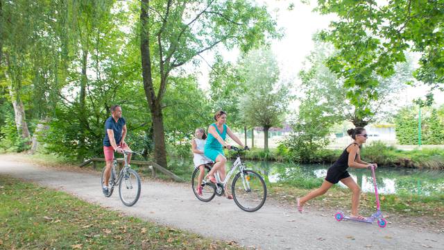 Vélo le long du Plan vert à Chartres