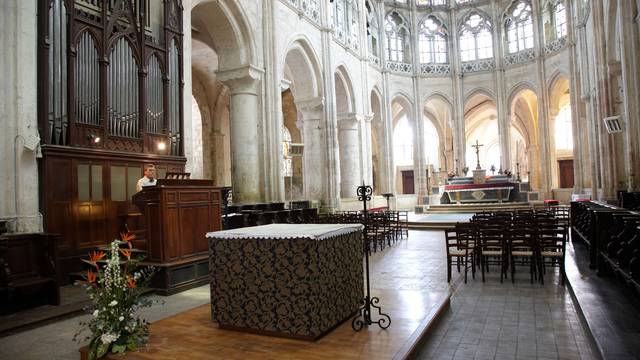 Intérieur de l'église Saint-Pierre à Chartres