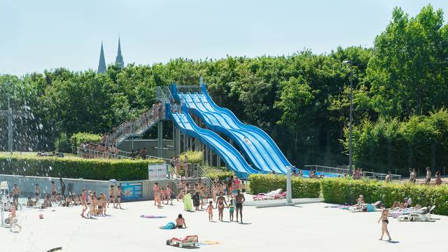 Tobbogan et extérieur du complexe aquatique l'Odyssée à Chartres