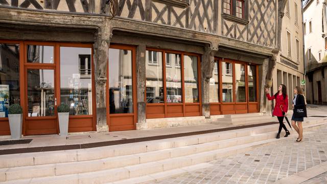 Visiteurs devant l'Office de Tourisme de Chartres Métropole