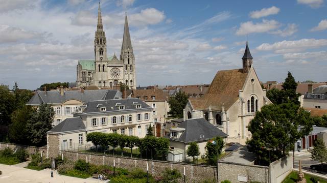 Vue de la cathédrale de Chartres avec l'esplanade de la résistance