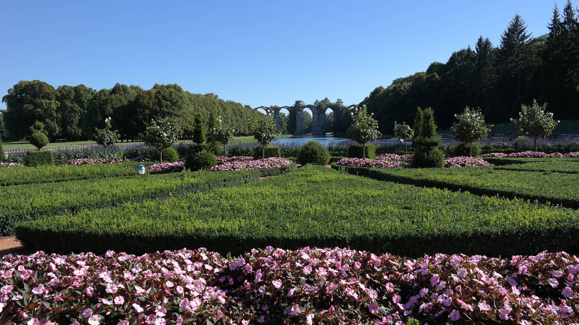 Vue sur l'Aqueduc de Maintenon depuis les jardins