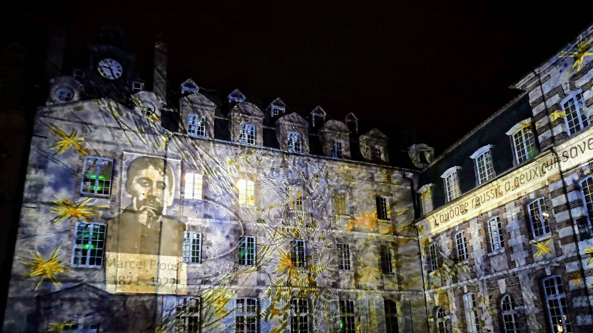 Scénographie réalisée par Lumière de Verre pour Chartres en lumières