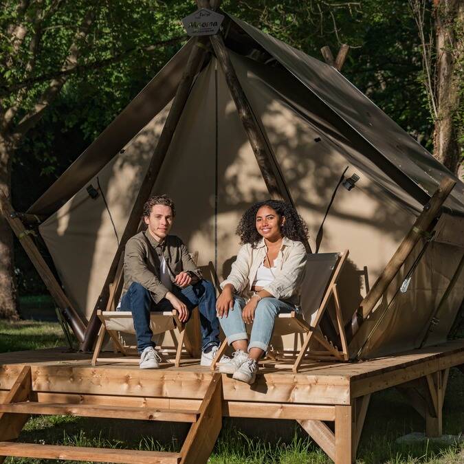 Jenny et Benoît devant un écolodge à Chartres